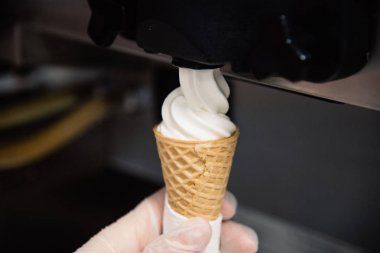 Kremalı dondurma mutfak endüstriyel hazırlanması. Kafe ya da restoran mutfağı