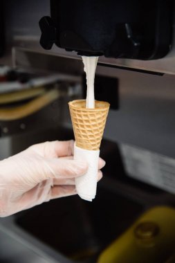 Kremalı dondurma mutfak endüstriyel hazırlanması. Kafe ya da restoran mutfağı