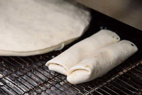 Processen för matlagning, att göra, baka pizza på grillen. Närbild. Restaurang, café eller pizzeria rätter — Stockfoto