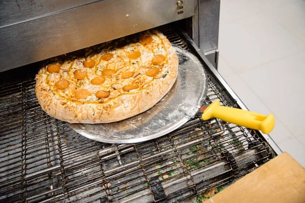 Processo di cottura, preparazione, cottura della pizza alla griglia. Chiudete. Ristorante, caffetteria o pizzeria — Foto Stock