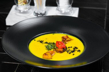 Çorba. Şefin özel Restoran servis masada sundu. Yukarı clouse.