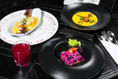 Üç ders akşam yemeği hazır. Şefin özel Restoran servis masada sundu. Yukarı clouse.