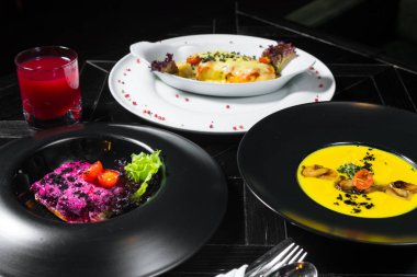 Üç ders akşam yemeği hazır. Şefin özel Restoran servis masada sundu. Yukarı clouse.