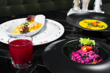 Üç ders akşam yemeği hazır. Şefin özel Restoran servis masada sundu. Yukarı clouse.