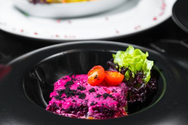 Salata. Şefin özel Restoran servis masada sundu. Yukarı clouse.