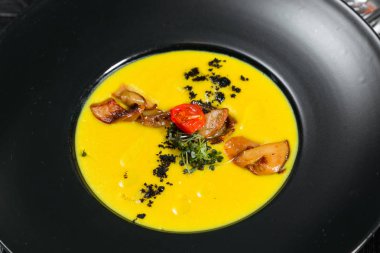 Çorba. Şefin özel Restoran servis masada sundu. Yukarı clouse.