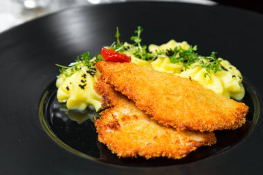 Akşam yemeği. Şefin özel Restoran servis masada sundu. Yukarı clouse.