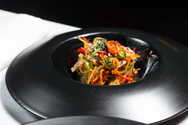 Salata. Şefin özel Restoran servis masada sundu. Yukarı clouse.