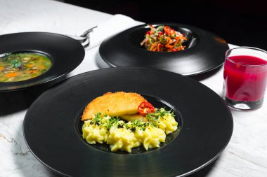 Üç ders akşam yemeği hazır. Şefin özel Restoran servis masada sundu. Yukarı clouse.