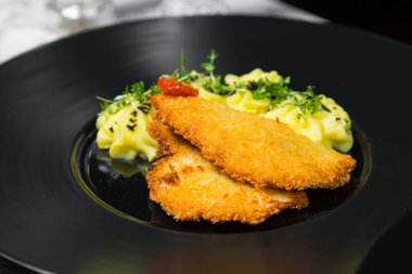 Akşam yemeği. Şefin özel Restoran servis masada sundu. Yukarı clouse.