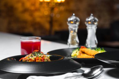 İki ders akşam yemeği ayarla. Şefin özel Restoran servis masada sundu. Yukarı clouse.