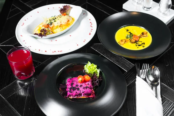 Set van drie gangen diner. Chef's specialiteiten gepresenteerd in restaurant op tafel geserveerd. Clouse omhoog. — Stockfoto