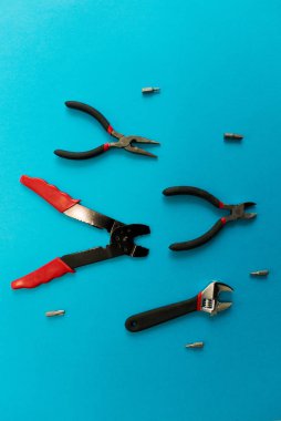 Mavi arka plan üzerinde araçlar kümesi. Balık bir balık gibi görünüyor. El yapımı araçlar çalışma. Kavramsal. Üstten Görünüm.