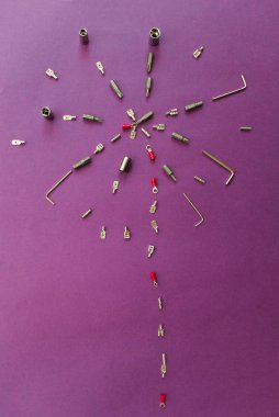 Araçlar mor zemin üzerine kavramsal kümesi. Salut gibi görünüyor. El yapımı araçlar çalışma. Üstten Görünüm.