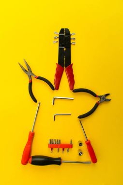Araçlar Sarı zemin üzerine kavramsal kümesi. Gitar gibi görünüyor. El yapımı araçlar çalışma. Üstten Görünüm.