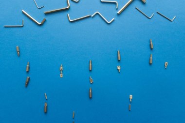 Araçlar mavi zemin üzerine kavramsal kümesi. Yağmur gibi görünüyor. El yapımı araçlar çalışma. Üstten Görünüm.