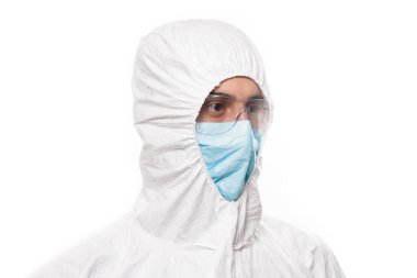 Koronavirüs salgını sırasında beyaz üniformalı bir gencin portresi. Salgın, Coronavirus covid 19 salgını..