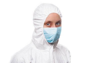 Koronavirüs salgını sırasında beyaz üniformalı genç hemşire portresi. Salgın, Coronavirus covid 19 salgını..