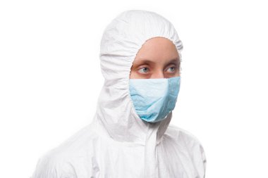 Koronavirüs salgını sırasında beyaz üniformalı genç hemşire portresi. Salgın, Coronavirus covid 19 salgını..