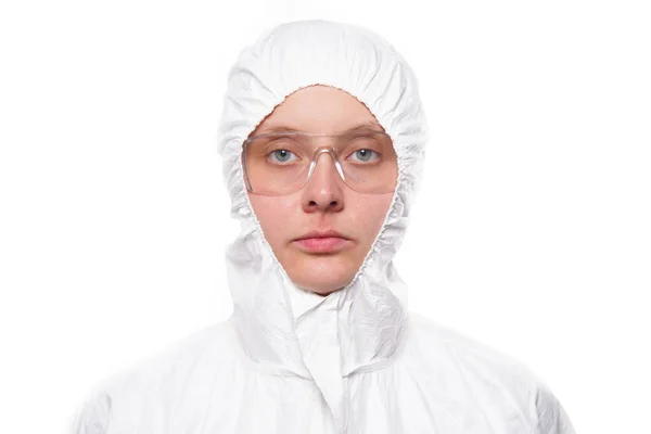 Portrait d'une jeune infirmière en uniforme médical blanc protecteur durant une pandémie de coronavirus. Épidémie, pandémie de coronavirus covide 19 . — Photo