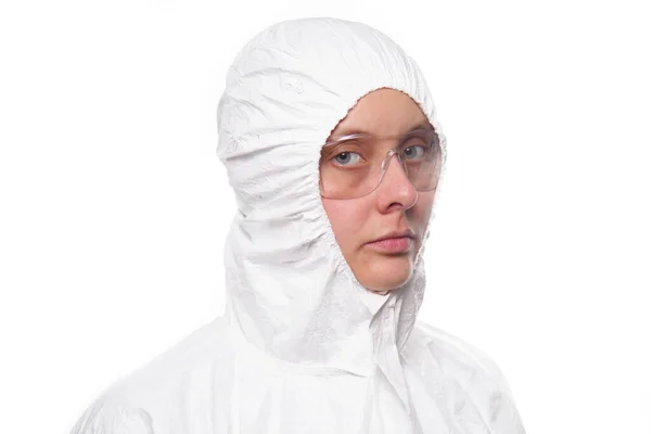 Portrait d'une jeune infirmière en uniforme médical blanc protecteur durant une pandémie de coronavirus. Épidémie, pandémie de coronavirus covide 19 . — Photo