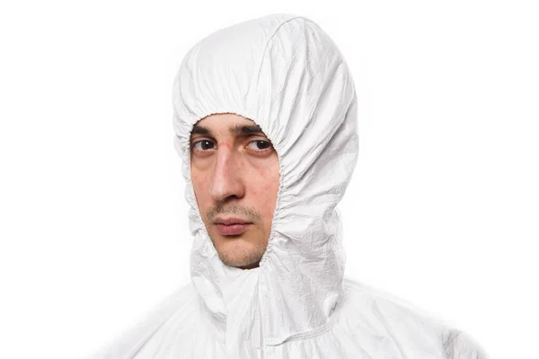 Porträt eines jungen Mannes in weißer Schutzuniform während der Coronavirus-Pandemie. Epidemie, Coronavirus-Pandemie 19. — Stockfoto