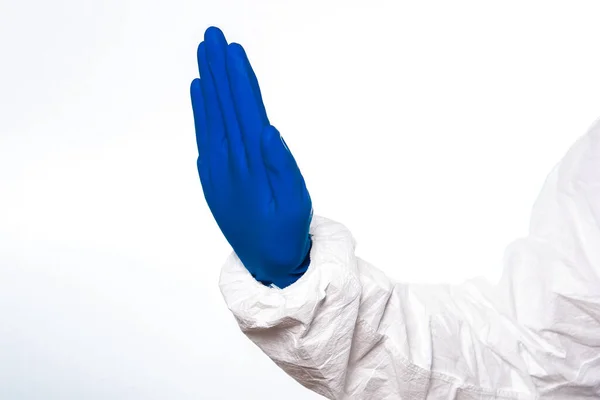 Médecins ou infirmières mains dans des gants de marine faisant stop signe avec les mains isolées sur fond blanc — Photo