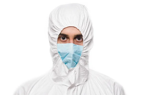 Portrait de jeune homme en uniforme médical blanc protecteur pendant une pandémie de coronavirus. Épidémie, pandémie de coronavirus covide 19 . — Photo