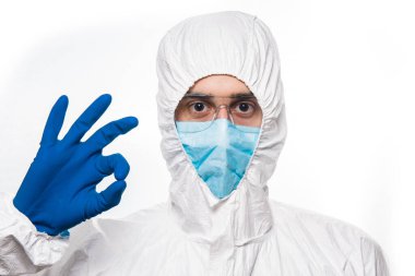 Korunaklı beyaz üniformalı genç adamın portresi koronavirüs salgını sırasında 