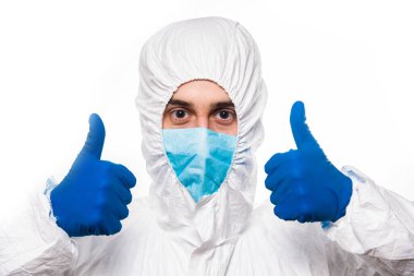 Koruyucu beyaz üniformalı erkek doktor işaret veriyor.