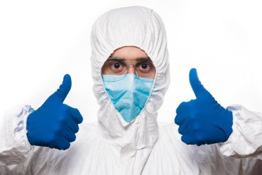 Koruyucu beyaz üniformalı erkek doktor işaret veriyor.