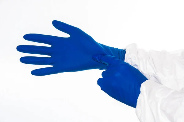 Médecin ou infirmière tirant sur des gants de protection marine sur les mains — Photo