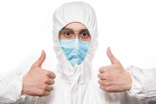 Médecin masculin en uniforme médical blanc protecteur donnant les pouces signe — Photo