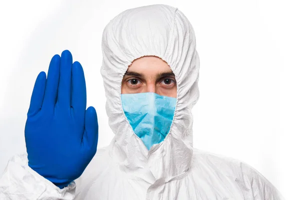 Portrait de jeune homme en uniforme médical blanc protecteur donnant le signe STOP pendant la pandémie de coronavirus. Épidémie, pandémie de coronavirus covide 19 . — Photo