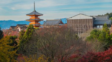Kyoto, Japonya 'daki Kiyomizu tapınağının görünümü. Kiyomizu te landcape