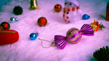 Noel arka plan, birçok renk topları ve hediyeler ve kardan adam 