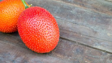 Memordica ahşap arka plan üzerinde