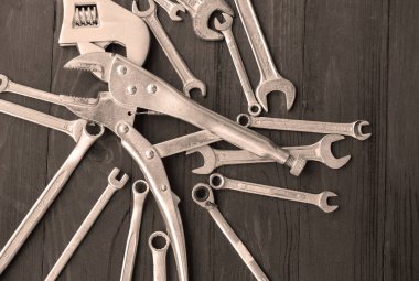 Siyah ahşap üzerinde birçok anahtarlar