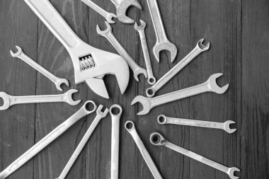 Siyah ahşap zemin üzerine birçok İngiliz anahtarları