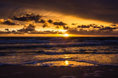 Baltık Denizi üzerinde gün batımı.