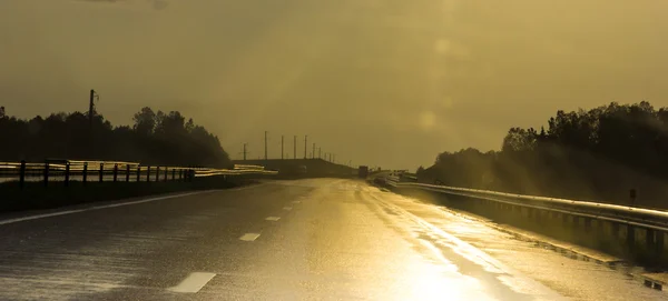 道路上の嵐の雲. — ストック写真