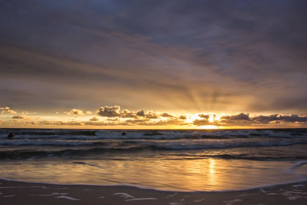 Homme en kayak au coucher du soleil sur la mer Baltique . — Photo