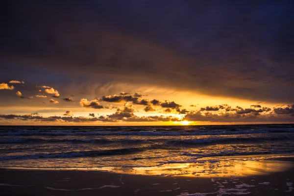 Pôr do sol sobre o mar Báltico. Fotos De Bancos De Imagens Sem Royalties