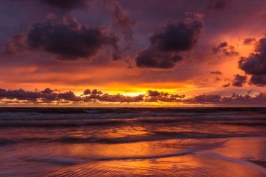 Baltık Denizi üzerinde gün batımı.