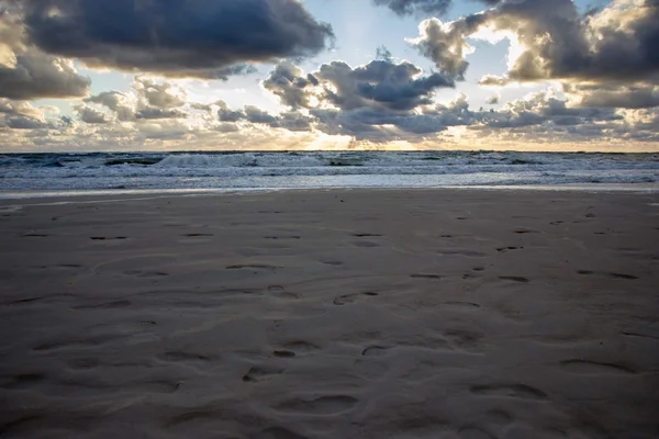 Pôr do sol sobre o mar Báltico. — Fotografia de Stock
