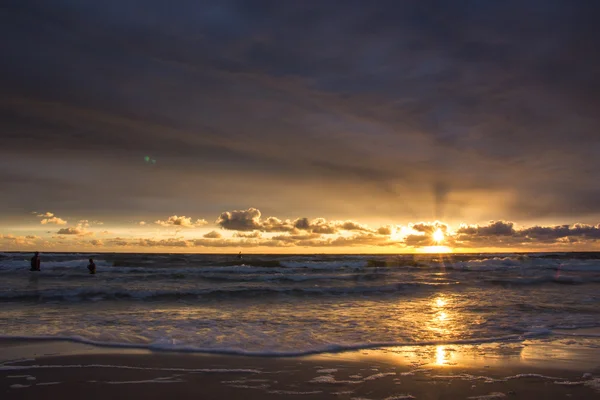 Homme en kayak au coucher du soleil sur la mer Baltique . — Photo