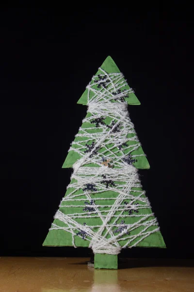 Χειροποίητο χριστουγεννιάτικο δέντρο φτιαγμένο από χαρτί και το νήμα. — Φωτογραφία Αρχείου