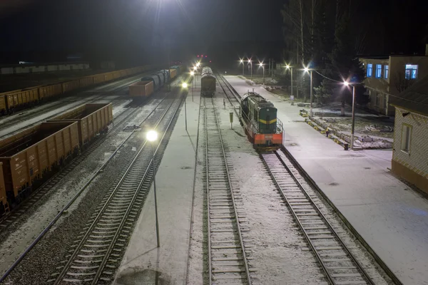 O trem chega na estação ferroviária . Fotos De Bancos De Imagens