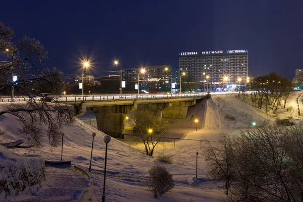 Noční panoráma v zimě, všechny pokryté sněhem. Mogilev Belaru — Stock fotografie