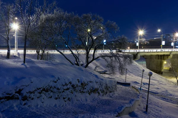 Paesaggio urbano notturno in inverno, tutto coperto di neve. Mogilev Belaru — Foto Stock